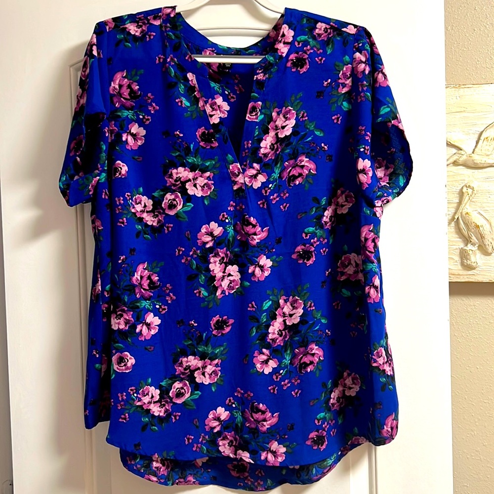 ⭐️Gorgeous blue, purple, and green floral shirt!⭐️